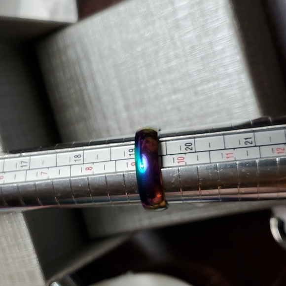 ๐ฅ5/$25๐ฅ Unisex rainbow ring - Picture 3 of 3